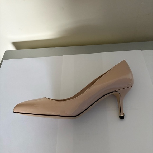 Dolce & Gabbana NWT US7 / IT38 Beige Patent leather Pointed-Toe Mid Heel Pumps. - Picture 3 of 11